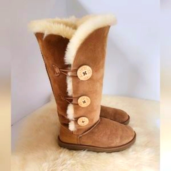 UGGS TRIPLE BUTTON BOOTS OFFERS ALWAYS WELCOME 🤗 Sz 8 - Picture 10 of 13